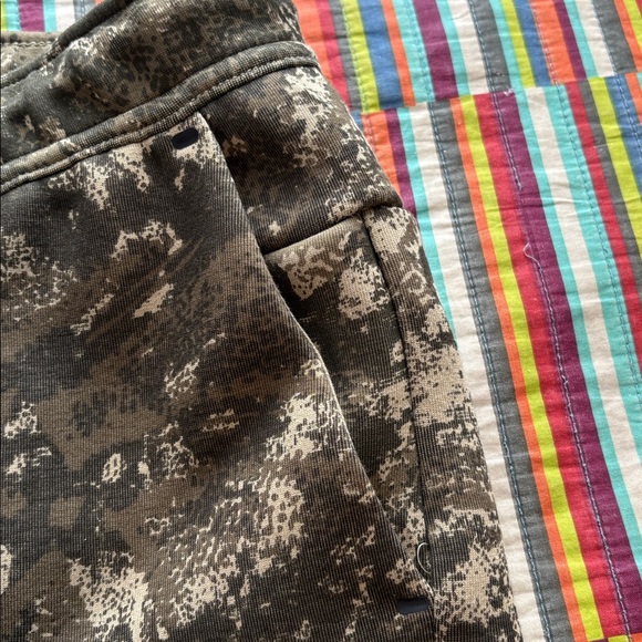 Sale $40 Nike tech fleece size medium slim fit tapered leg,  Camouflage nwt - Picture 7 of 16